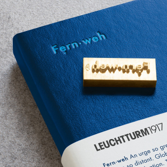 Записная книжка Leuchtturm A5(145 x 210 мм) в точку, синий, с цитатой